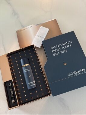 skinbetter science AlphaRet Overnight Cream in Navy